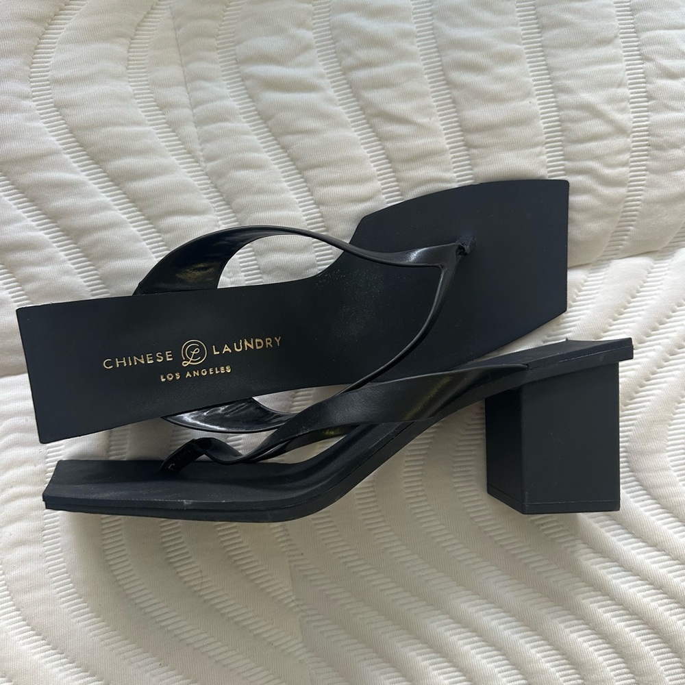 Chinese Laundry Black Thong Heel Sandals
